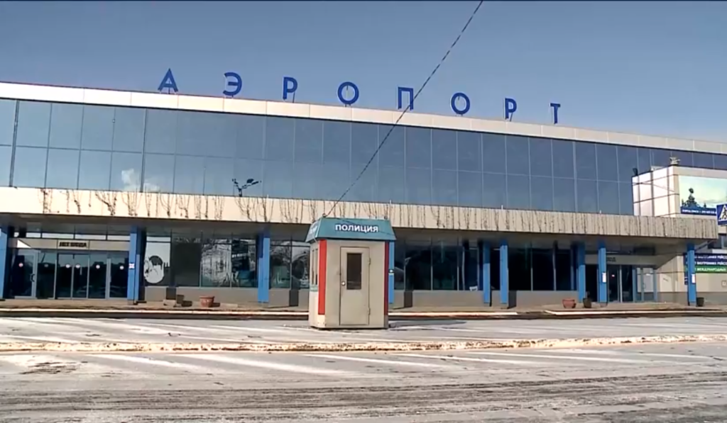 Сколько аэропортов в омске. Аэропорт Омск. Аэропорт Омск зима. Камера Омского аэропорта. Печать аэропорта Омска.
